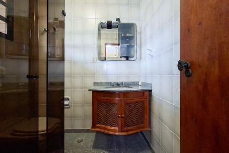 Apartamento para alugar com 328m², 4 quartos e 3 vagas Apartamento para alugar com 328m², 4 quartos e 3 vagasBanheiro da Suíte 2