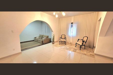 Casa à venda com 3 quartos, 320m² em Sagrada Família, Belo Horizonte