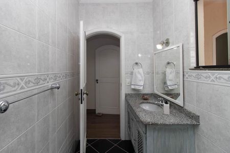 Casa à venda com 355m², 4 quartos e 8 vagasBanheiro Suíte 2