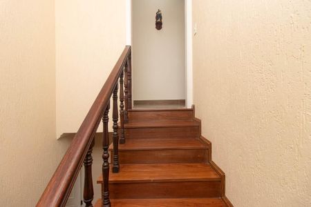 Casa à venda com 355m², 4 quartos e 8 vagasEscada