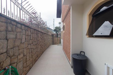 Casa à venda com 355m², 4 quartos e 8 vagasCorredor externo