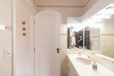 Casa à venda com 355m², 4 quartos e 8 vagasBanheiro da Suíte 1