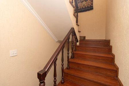 Casa à venda com 355m², 4 quartos e 8 vagasEscada