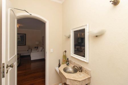 Casa à venda com 355m², 4 quartos e 8 vagasLavabo