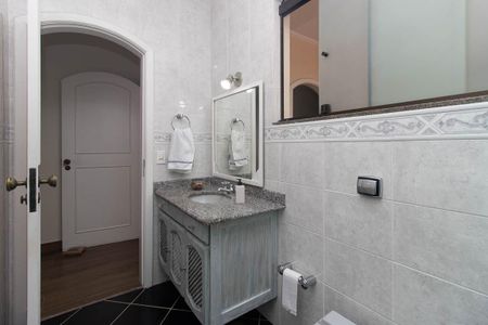 Casa à venda com 355m², 4 quartos e 8 vagasBanheiro Suíte 2