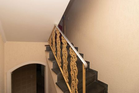 Casa à venda com 355m², 4 quartos e 8 vagasEscada para a Garagem