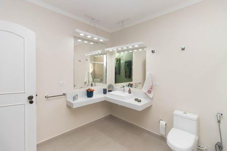 Casa à venda com 355m², 4 quartos e 8 vagasBanheiro da Suíte 4