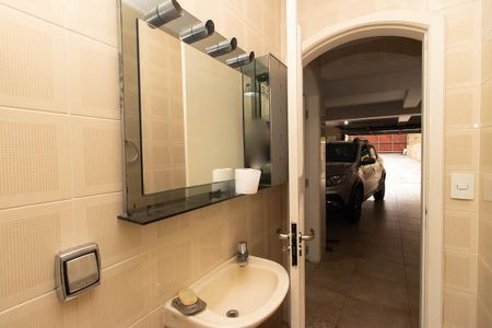 Casa à venda com 355m², 4 quartos e 8 vagasBanheiro da Garagem