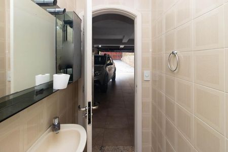 Casa à venda com 355m², 4 quartos e 8 vagasBanheiro da Garagem