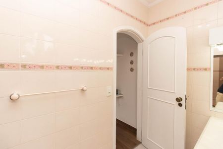 Casa à venda com 355m², 4 quartos e 8 vagasBanheiro da Suíte 1