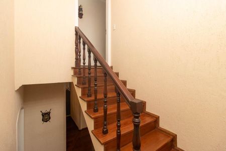 Casa à venda com 355m², 4 quartos e 8 vagasEscada