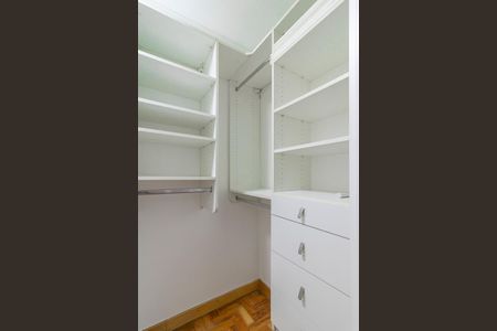 Apartamento à venda com 128m², 3 quartos e 1 vaga Apartamento à venda com 128m², 3 quartos e 1 vagaCloset da Suíte