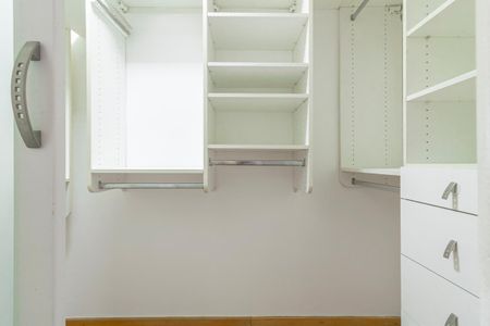 Apartamento à venda com 128m², 3 quartos e 1 vaga Apartamento à venda com 128m², 3 quartos e 1 vagaCloset da Suíte