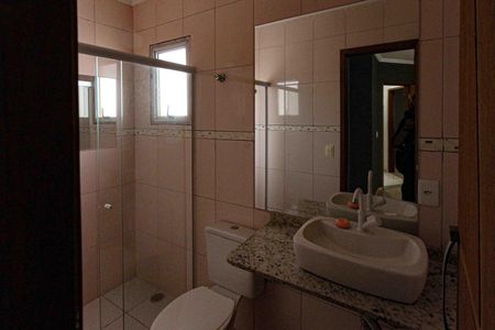 Casa de condomínio à venda com 163m², 3 quartos e 4 vagas Casa de condomínio à venda com 163m², 3 quartos e 4 vagasBanheiro de Suite