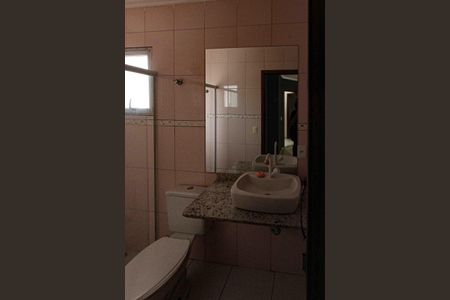 Casa de condomínio à venda com 163m², 3 quartos e 4 vagas Casa de condomínio à venda com 163m², 3 quartos e 4 vagasBanheiro de Suite