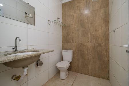 Banheiro de casa para alugar com 1 quarto, 30m² em Parque Santa Madalena, São Paulo