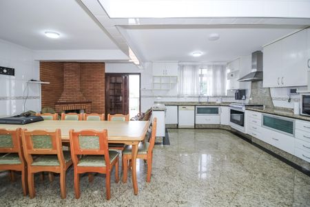 Casa à venda com 500m², 4 quartos e 4 vagas Casa à venda com 500m², 4 quartos e 4 vagasCozinha