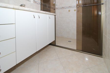 Casa à venda com 500m², 4 quartos e 4 vagas Casa à venda com 500m², 4 quartos e 4 vagasBanheiro da Suíte 2