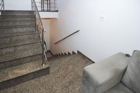 Casa à venda com 500m², 4 quartos e 4 vagas Casa à venda com 500m², 4 quartos e 4 vagasEscada