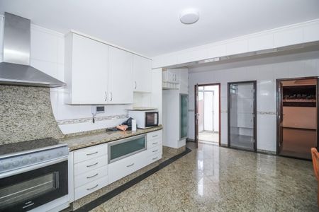 Casa à venda com 500m², 4 quartos e 4 vagas Casa à venda com 500m², 4 quartos e 4 vagasCozinha