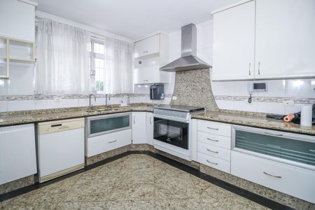 Casa à venda com 500m², 4 quartos e 4 vagas Casa à venda com 500m², 4 quartos e 4 vagasCozinha