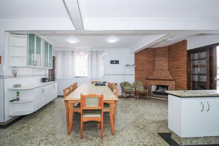 Casa à venda com 500m², 4 quartos e 4 vagas Casa à venda com 500m², 4 quartos e 4 vagasCozinha