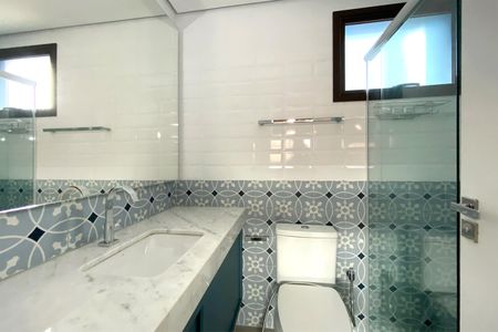 Banheiro de kitnet/studio para alugar com 1 quarto, 49m² em Santa Tereza, Belo Horizonte