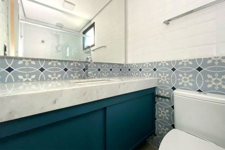 Banheiro de kitnet/studio para alugar com 1 quarto, 49m² em Santa Tereza, Belo Horizonte