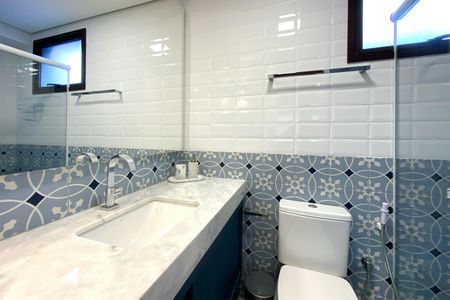 Banheiro de kitnet/studio para alugar com 1 quarto, 49m² em Santa Tereza, Belo Horizonte