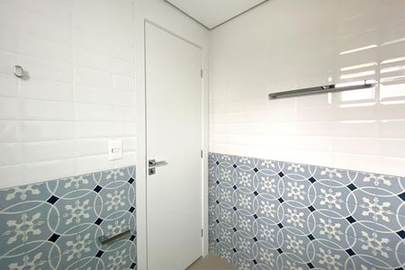 Banheiro de kitnet/studio para alugar com 1 quarto, 49m² em Santa Tereza, Belo Horizonte