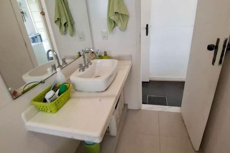 Casa de condomínio à venda com 250m², 4 quartos e 3 vagasBanheiro Social