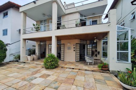 Casa de condomínio à venda com 250m², 4 quartos e 3 vagasQuintal