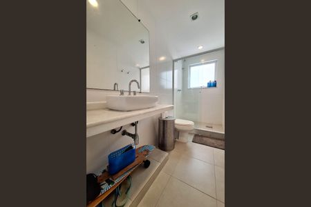 Casa de condomínio à venda com 250m², 4 quartos e 3 vagasBanheiro da Suíte 1