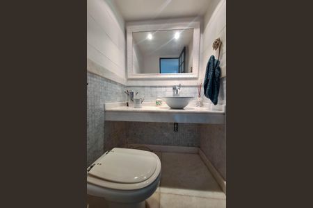 Casa de condomínio à venda com 250m², 4 quartos e 3 vagasLavabo