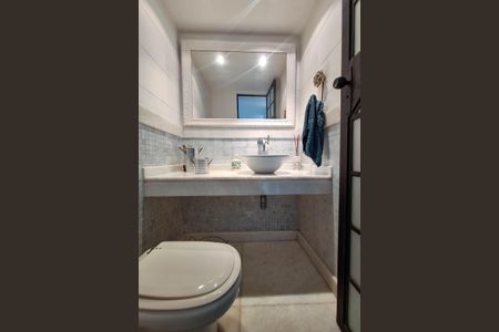 Casa de condomínio à venda com 250m², 4 quartos e 3 vagasLavabo