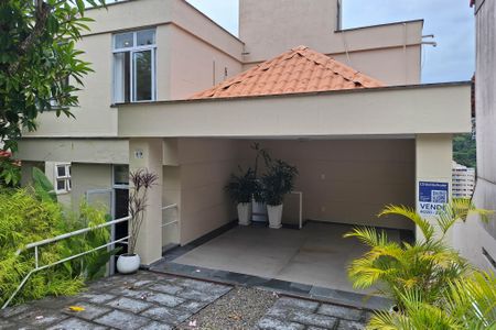 Casa de condomínio à venda com 250m², 4 quartos e 3 vagasFachada