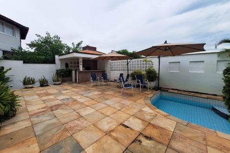 Casa de condomínio à venda com 250m², 4 quartos e 3 vagasQuintal