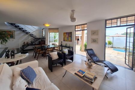 Casa de condomínio à venda com 250m², 4 quartos e 3 vagasSala