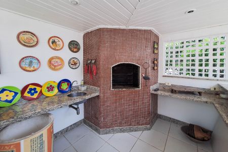 Casa de condomínio à venda com 250m², 4 quartos e 3 vagasQuintal