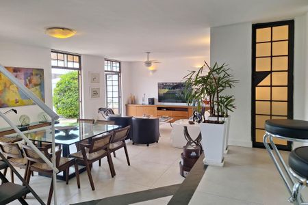 Casa de condomínio à venda com 250m², 4 quartos e 3 vagasSala