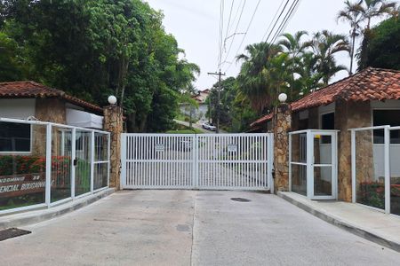 Casa de condomínio à venda com 250m², 4 quartos e 3 vagasFachada