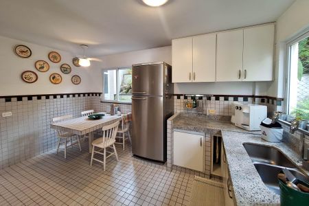 Casa de condomínio à venda com 250m², 4 quartos e 3 vagasCozinha