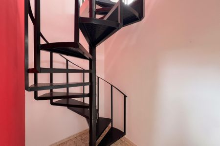 Casa para alugar com 296m², 4 quartos e 6 vagasEscada