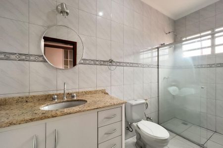 Casa para alugar com 296m², 4 quartos e 6 vagasBanheiro da Suíte 1