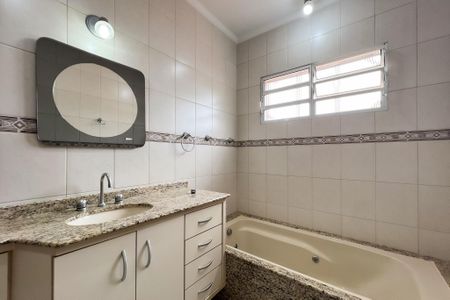 Casa para alugar com 296m², 4 quartos e 6 vagasBanheiro da Suíte 3