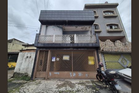 Casa à venda com 145m², 3 quartos e 4 vagas Casa à venda com 145m², 3 quartos e 4 vagasFachada