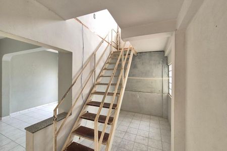 Casa à venda com 100m², 4 quartos e 4 vagasEscada 