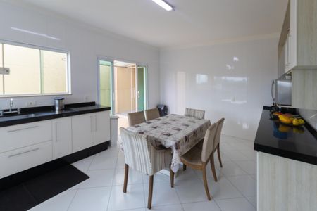 Casa de condomínio para alugar com 240m², 4 quartos e 5 vagas Casa de condomínio para alugar com 240m², 4 quartos e 5 vagasCozinha - Armários