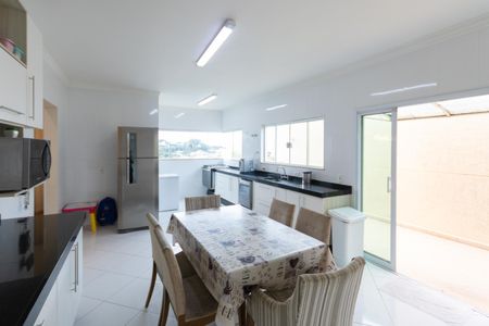 Casa de condomínio para alugar com 240m², 4 quartos e 5 vagas Casa de condomínio para alugar com 240m², 4 quartos e 5 vagasCozinha - Armários