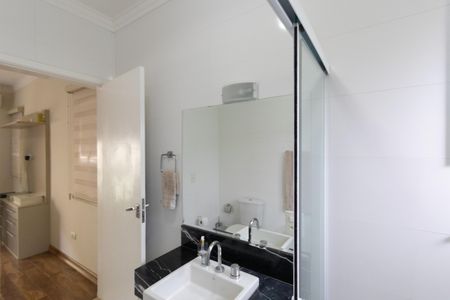 Casa de condomínio para alugar com 240m², 4 quartos e 5 vagas Casa de condomínio para alugar com 240m², 4 quartos e 5 vagasBanheiro da Suíte 1